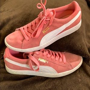 Puma Vikky Suede Sneakers! 🧁 Size 7.5 🧁